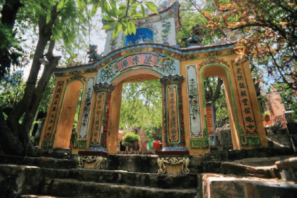 Cổng Chùa Cổ Thạch giữa cây xanh và lối đá